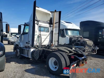 Trzecie zdjęcie samochodu z tyłu: 2018 VOLVO VNL SEMI TRUCK VIN:4V4N39TG0JN892723 - miniatura