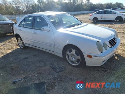 Czwarte zdjęcie samochodu z boku: 2000 MERCEDES-BENZ E 430 VIN:WDBJF70G3YA955176 - miniatura