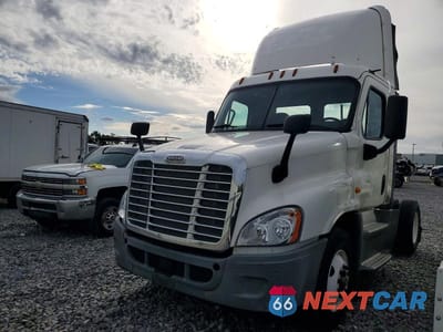 Drugie zdjęcie samochodu z przodu: 2016 FREIGHTLINER CASCADIA 125 SEMI TRUCK VIN:1FUBGEDV5GLHC5665 - miniatura