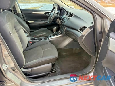 Piąte zdjęcie samochodu w środku: 2017 NISSAN SENTRA S VIN:3N1AB7AP1HY243419 - miniatura