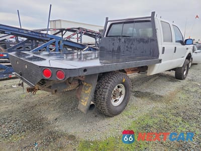 Trzecie zdjęcie samochodu z tyłu: 1999 FORD F350 SUPER DUTY FLATBED TRUCK VIN:1FTSW31F4XED93400 - miniatura