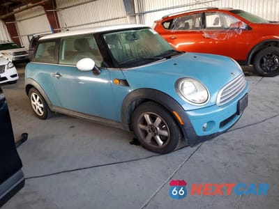 Czwarte zdjęcie samochodu z boku: 2010 MINI COOPER VIN:WMWMF3C50ATU76903 - miniatura
