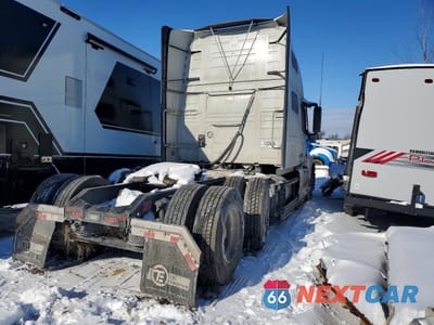 Czwarte zdjęcie samochodu z boku: 2023 VOLVO WHEB SEMI TRUCK VIN:4V4NC9EJXPN611013 - miniatura