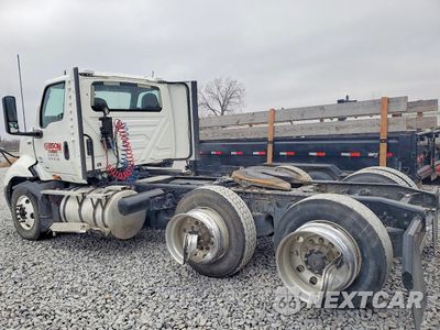 Trzecie zdjęcie samochodu z tyłu: 2018 INTERNATIONAL RH613 - SEMI TRUCK VIN:3HSDWTZR4JN794164 - miniatura