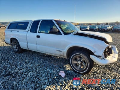 Czwarte zdjęcie samochodu z boku: 2003 CHEVROLET S TRUCK S10 VIN:1GCCS19X738125936 - miniatura