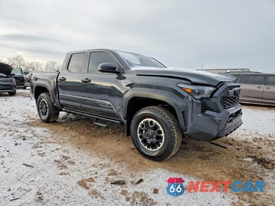 Czwarte zdjęcie samochodu z boku: 2024 TOYOTA TACOMA DOUBLE CAB VIN:3TMLB5JN4RM055074 - miniatura