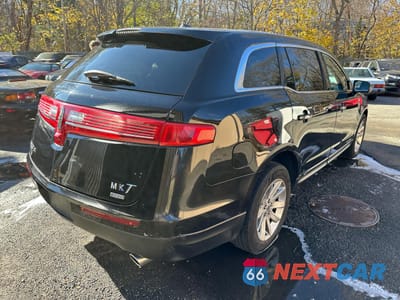 Czwarte zdjęcie samochodu z boku: 2018 LINCOLN MKT VIN:2LMHJ5NK6JBL02688 - miniatura