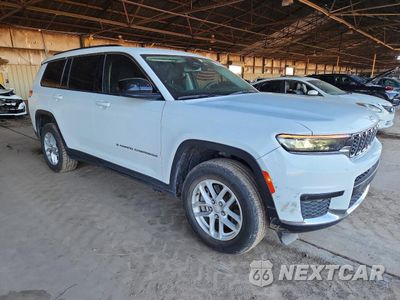 Czwarte zdjęcie samochodu z boku: 2023 JEEP GRAND CHEROKEE L LAREDO VIN:1C4RJJAG4P8874594 - miniatura