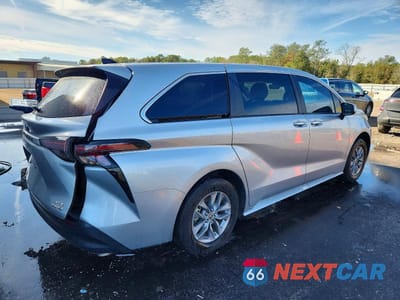 Trzecie zdjęcie samochodu z tyłu: 2024 TOYOTA SIENNA XLE 7-PASSENGER VIN:5TDYRKEC6RS212242 - miniatura