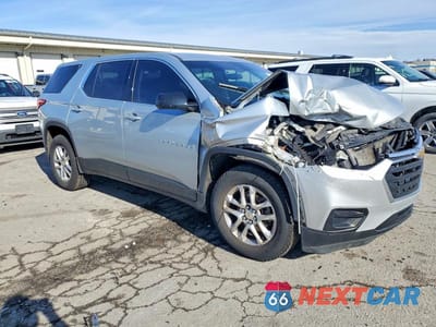 Czwarte zdjęcie samochodu z boku: 2020 CHEVROLET TRAVERSE LS VIN:1GNERFKW3LJ130506 - miniatura