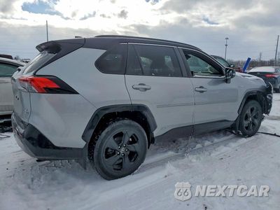 Trzecie zdjęcie samochodu z tyłu: 2020 TOYOTA RAV4 XSE VIN:JTMEWRFV2LJ039988 - miniatura