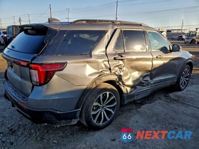 Trzecie zdjęcie samochodu z tyłu: 2025 FORD EXPLORER ST-LINE VIN:1FMUK7KH6SGA24042 - miniatura