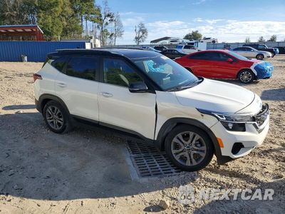 Czwarte zdjęcie samochodu z boku: 2022 KIA SELTOS S VIN:KNDEU2AA7N7246183 - miniatura