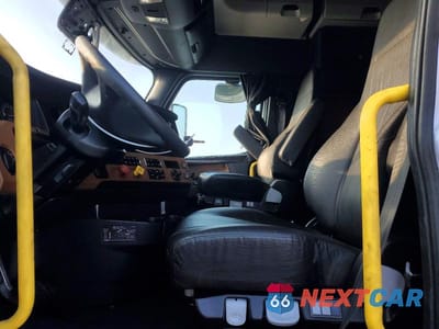 Piąte zdjęcie samochodu w środku: 2022 FREIGHTLINER CASCADIA 126 SEMI TRUCK VIN:3AKJHHDR8NSMY2367 - miniatura