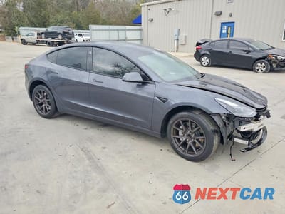 Czwarte zdjęcie samochodu z boku: 2023 TESLA MODEL 3 VIN:5YJ3E1EA5PF682438 - miniatura