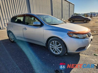 Czwarte zdjęcie samochodu z boku: 2011 KIA FORTE EX VIN:KNAFU5A20B5356737 - miniatura