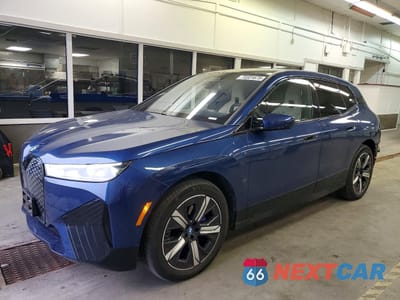 2024 BMW IX XDRIVE50 WB523CF0XRCR56022 - główne zdjęcie licytacji z USA - miniatura