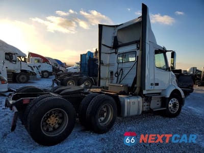 Czwarte zdjęcie samochodu z boku: 2020 VOLVO VNR SEMI TRUCK VIN:4V4WC9EG3LN266734 - miniatura