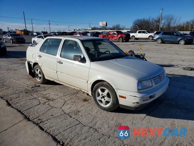 Czwarte zdjęcie samochodu z boku: 1998 VOLKSWAGEN JETTA GT VIN:3VWVA81H4WM127083 - miniatura