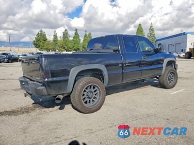 Trzecie zdjęcie samochodu z tyłu: 2002 CHEVROLET SILVERADO K2500 HEAVY DUTY VIN:1GCHK29142E110589 - miniatura