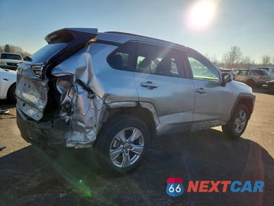 Trzecie zdjęcie samochodu z tyłu: 2023 TOYOTA RAV4 XLE VIN:2T3P1RFV8PW390208 - miniatura