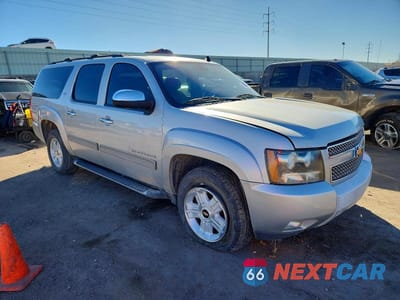Czwarte zdjęcie samochodu z boku: 2011 CHEVROLET SUBURBAN K1500 LT VIN:1GNSKJE31BR125493 - miniatura