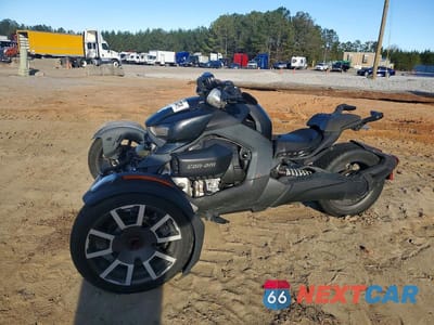 Trzecie zdjęcie samochodu z tyłu: 2021 CAN-AM RYKER RALLY EDITION VIN:3JB2GEG26MJ003596 - miniatura