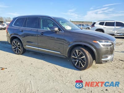 Czwarte zdjęcie samochodu z boku: 2023 VOLVO XC90 PLUS VIN:YV4L12PN6P1911152 - miniatura