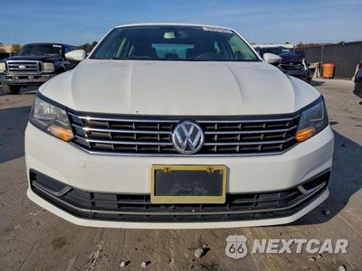 Piąte zdjęcie samochodu w środku: 2017 VOLKSWAGEN PASSAT SE VIN:1VWBT7A36HC011674 - miniatura
