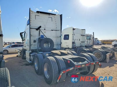 Trzecie zdjęcie samochodu z tyłu: 2018 VOLVO VNL SEMI TRUCK VIN:4V4NC9EHXJN899555 - miniatura