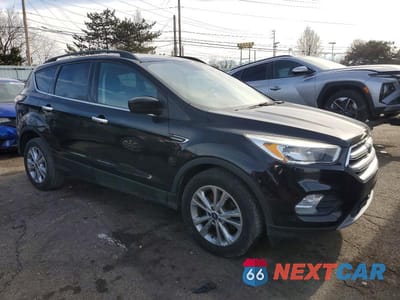 Czwarte zdjęcie samochodu z boku: 2018 FORD ESCAPE SE VIN:1FMCU0GD7JUA73625 - miniatura