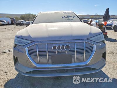 Piąte zdjęcie samochodu w środku: 2019 AUDI E-TRON PRESTIGE VIN:WA1VABGE7KB017704 - miniatura