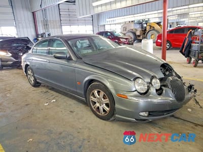 Czwarte zdjęcie samochodu z boku: 2003 JAGUAR S-TYPE VIN:SAJEA01TX3FM71622 - miniatura