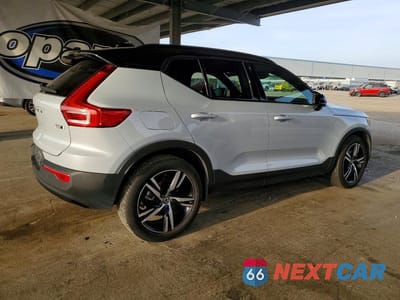 Trzecie zdjęcie samochodu z tyłu: 2021 VOLVO XC40 T5 R-DESIGN VIN:YV4162UM3M2589645 - miniatura