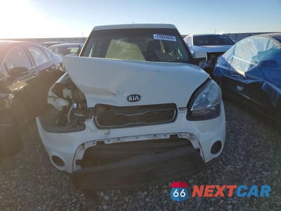 Piąte zdjęcie samochodu w środku: 2013 KIA SOUL BASE VIN:KNDJT2A58D7489567 - miniatura