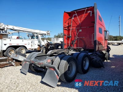 Czwarte zdjęcie samochodu z boku: 2021 VOLVO VN VNL - SEMI TRUCK VIN:4V4NC9EHXMN221277 - miniatura