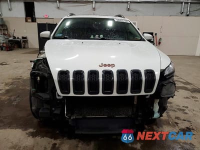 Piąte zdjęcie samochodu w środku: 2017 JEEP CHEROKEE LATITUDE VIN:1C4PJMCS4HW509047 - miniatura