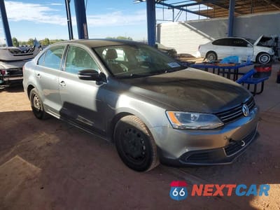 Czwarte zdjęcie samochodu z boku: 2013 VOLKSWAGEN JETTA SE VIN:3VWDX7AJ8DM303461 - miniatura