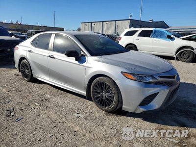 Czwarte zdjęcie samochodu z boku: 2020 TOYOTA CAMRY SE VIN:4T1G11AK9LU318063 - miniatura