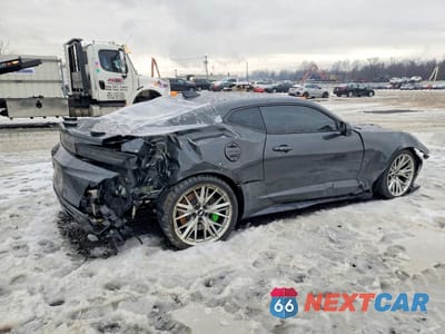 Trzecie zdjęcie samochodu z tyłu: 2018 CHEVROLET CAMARO ZL1 VIN:1G1FK1R63J0147697 - miniatura