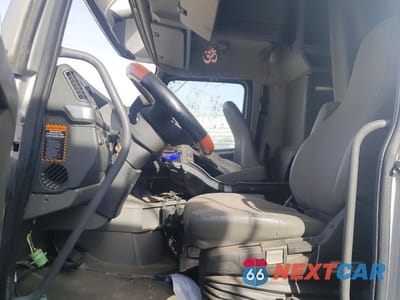 Piąte zdjęcie samochodu w środku: 2019 VOLVO VNL SEMI TRUCK VIN:4V4NC9TH4KN217788 - miniatura