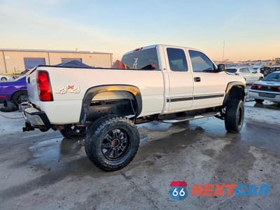Trzecie zdjęcie samochodu z tyłu: 2001 CHEVROLET SILVERADO K2500 HEAVY DUTY VIN:1GCHK29U81E240593 - miniatura
