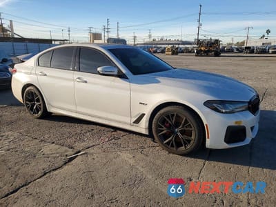 Czwarte zdjęcie samochodu z boku: 2022 BMW 530E VIN:WBA13AG01NCJ51181 - miniatura