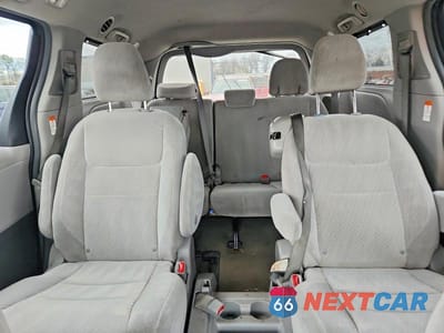 Zdjęcie 10 z 13 samochodu: 2018 TOYOTA SIENNA LE VIN:5TDKZ3DC0JS945758 - miniatura