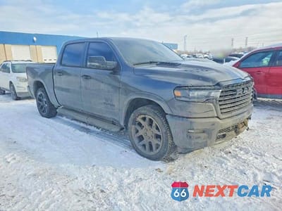 Czwarte zdjęcie samochodu z boku: 2025 RAM 1500 LARAMIE VIN:1C6SRFJP2SN766368 - miniatura