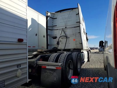 Czwarte zdjęcie samochodu z boku: 2020 VOLVO VNL SEMI TRUCK VIN:4V4NC9EH2LN264025 - miniatura