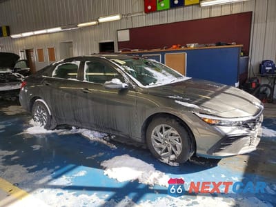Czwarte zdjęcie samochodu z boku: 2025 HYUNDAI ELANTRA BLUE VIN:KMHLM4DJ0SU164478 - miniatura