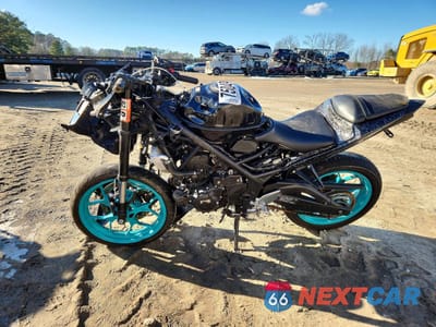 Trzecie zdjęcie samochodu z tyłu: 2024 YAMAHA YZFR3 A VIN:MH3RH18Y4RK017208 - miniatura