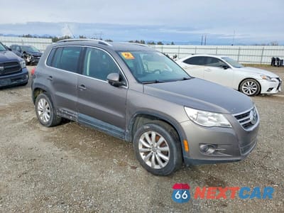 Czwarte zdjęcie samochodu z boku: 2011 VOLKSWAGEN TIGUAN S VIN:WVGBV7AX1BW552908 - miniatura