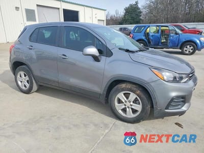 Czwarte zdjęcie samochodu z boku: 2020 CHEVROLET TRAX LS VIN:3GNCJKSB2LL341497 - miniatura